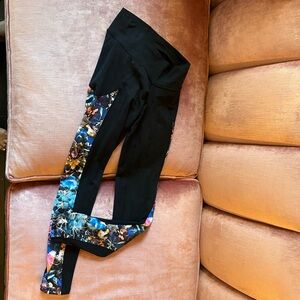 Shaping workout leggings with bright decorative panel